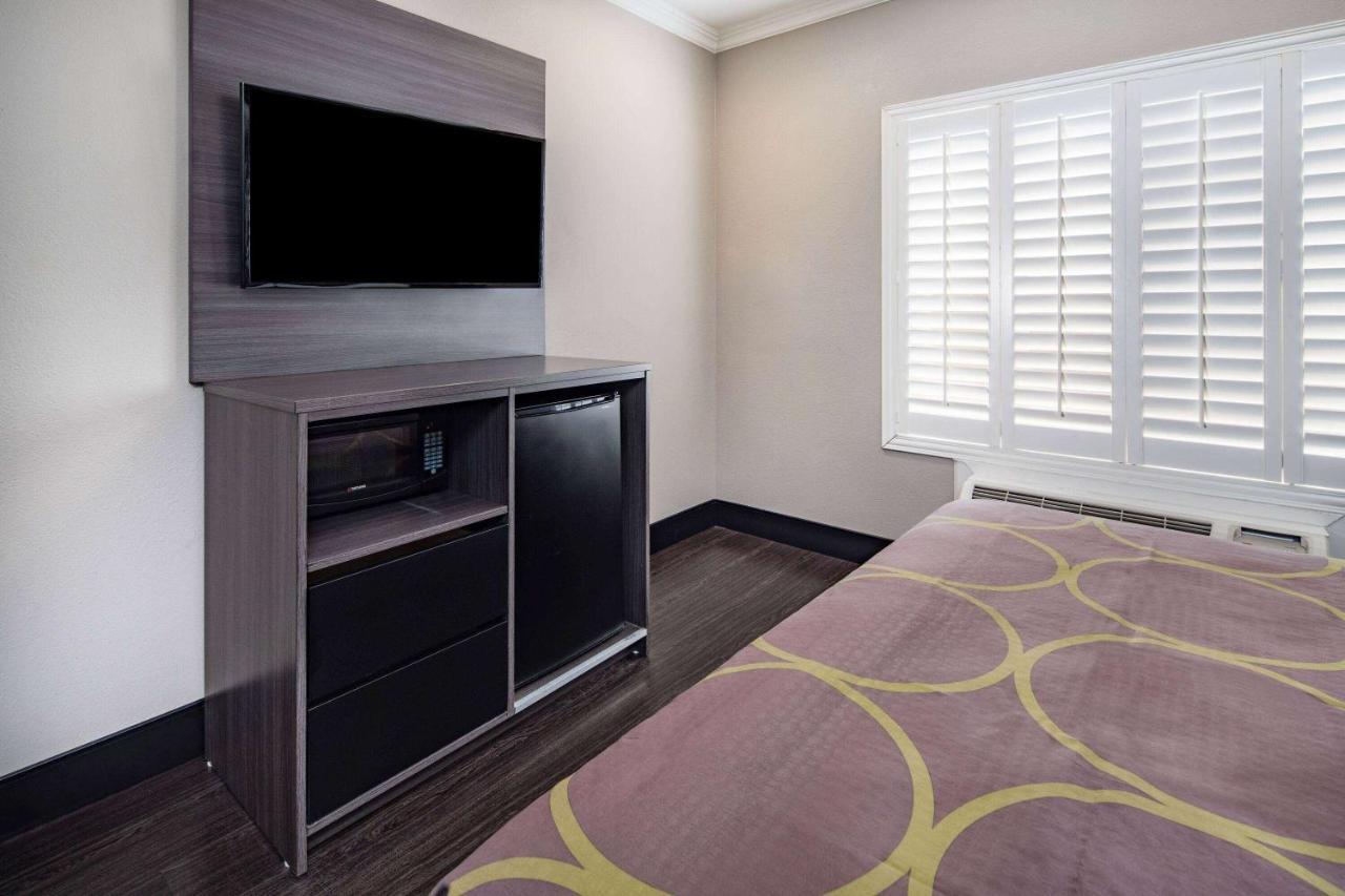 Мотель Super 8 By Wyndham North Hollywood Лос-Анджелес Екстер'єр фото